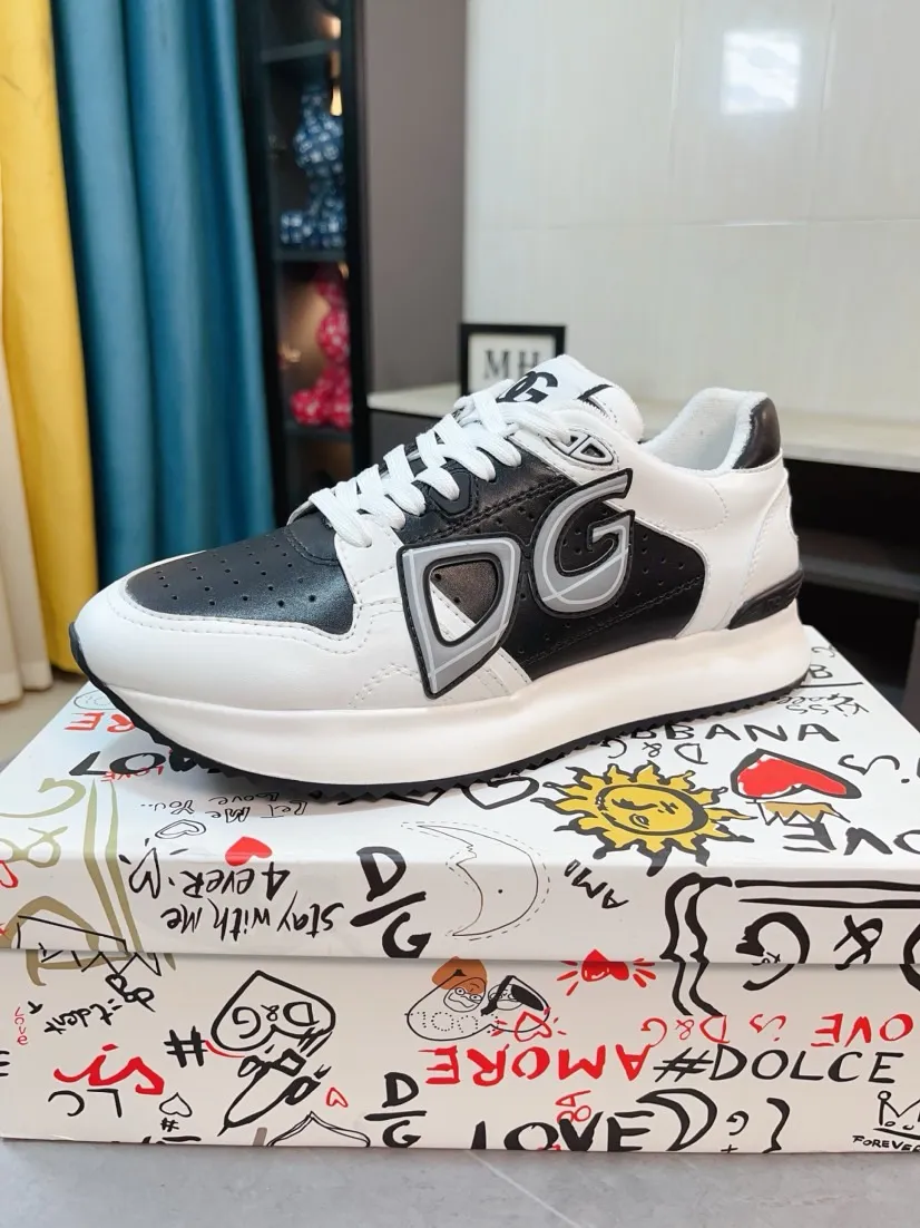 Men's shoes 💰500🌹🌹"Dolce & Gabbana DG" original imported first-layer cowhide ➕ sheepskin lining, light on the foot, comfortable, versatile, original special outsole 🔥favored by trendy men, welcome to compare quality 🔥exquisite luxury, super A level! Compared with the genuine product at the counter, the version is no worse at all! Code number 38-46